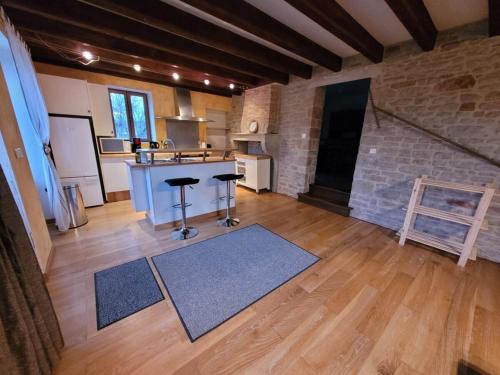 Cette grande chambre dispose d'une cuisine et d'un comptoir. dans l'établissement Les Jyrondelles Prisse Family House, à Prissé