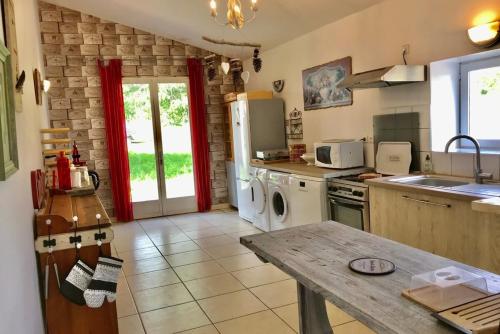 Photo de la galerie de l'établissement Le Cuvier Des Morandes Holiday Home Vinzelles, à Vinzelles