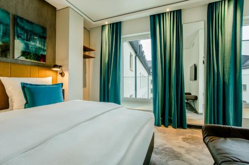 Postel nebo postele na pokoji v ubytování Motel One Würzburg