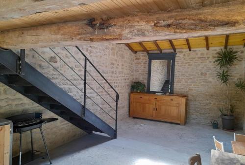 - un escalier dans une pièce dotée d'un mur en briques dans l'établissement At The End Of The World -bussieres Burgundy, à Bussières