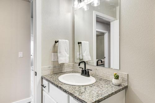 Koupelna v ubytování Urbana Cabana Modern Home 8 Mi to Texas Tech!