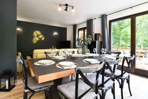 une salle à manger avec une table et des chaises dans l'établissement Chez Véro et dédé, à Rimbach-près-Guebwiller