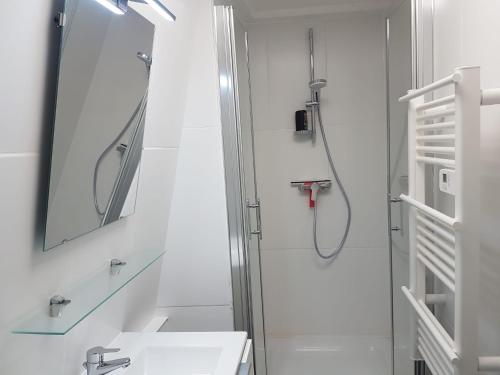 une salle de bain blanche avec une douche et un lavabo dans l'établissement 2D app à neuf Tout équipé, à Tourcoing