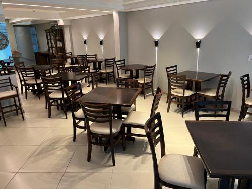 a dining room filled with tables and chairs at Hotel Steinhausen in Blumenau