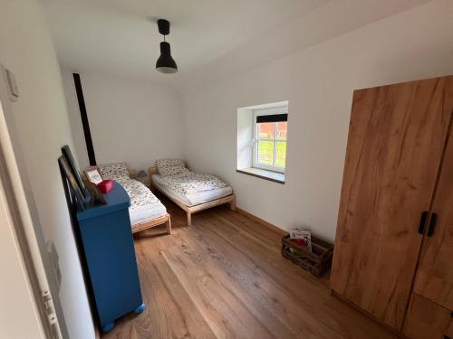 a bedroom with a bed and a window and a door at Ferienwohnung mit Garten in Meyenburg - KEINE MONTEURE in Schwanewede