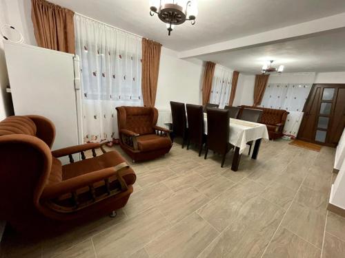 Foto dalla galleria di Căşuţa LA CUCU a Vadu Moţilor