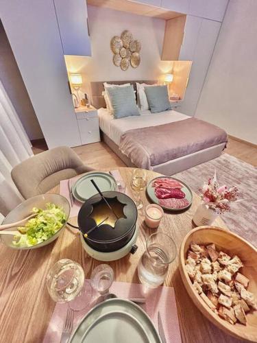 un salon avec une table et des assiettes de nourriture dans l'établissement L'Evasion, parking gratuit proche lac, à Annecy