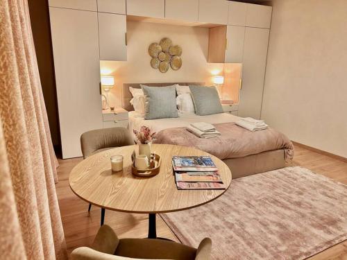 - une chambre avec un lit et une table en face dans l'établissement L'Evasion, parking gratuit proche lac, à Annecy