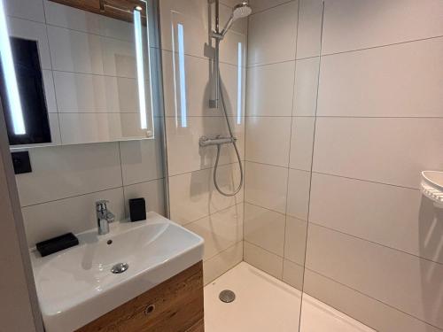 une salle de bain blanche avec une douche et un lavabo dans l'établissement Magnifique appart 3-4 pièces, centre station, 8 pers, skis aux pieds, animaux ok - FR-1-634-3, à Avoriaz