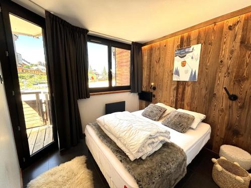 une chambre avec un lit et une fenêtre dans l'établissement Magnifique appart 3-4 pièces, centre station, 8 pers, skis aux pieds, animaux ok - FR-1-634-3, à Avoriaz