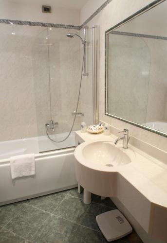 a bathroom with a sink and a shower and a tub at Best Western Hotel Tre Torri in Altavilla Vicentina
