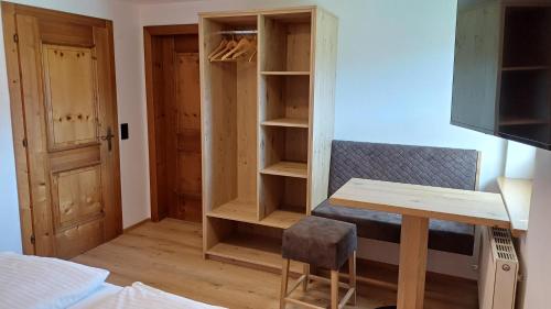 a small room with a desk and a table at Teufenbachgut in Lend