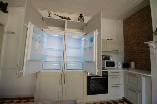 - un réfrigérateur vide dans une cuisine équipée d'un four micro-ondes dans l'établissement Grande maison de ville 8 places, à Amiens