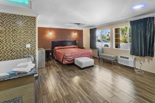 Postel nebo postele na pokoji v ubytování Sky Palm Motel - Orange