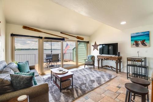 WillisにあるLake Conroe Condo Balcony, Views and Pool Access!のソファとテーブルのあるリビングルーム