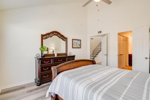 Lake Conroe Condo Balcony, Views and Pool Access!にあるベッド