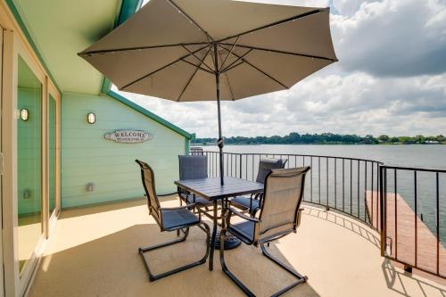 WillisにあるLake Conroe Condo Balcony, Views and Pool Access!のバルコニー(パラソル付)