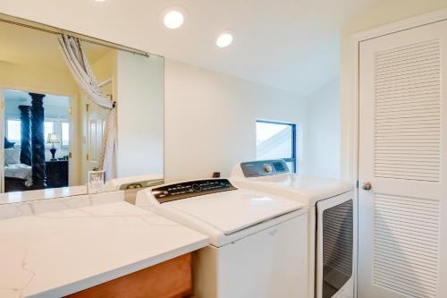 Fotografie z fotogalerie ubytování Lake Conroe Condo Balcony, Views and Pool Access! v destinaci Willis