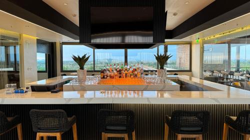 a bar in a restaurant with a drink fountain at Holiday Inn Navojoa by IHG in Navojoa