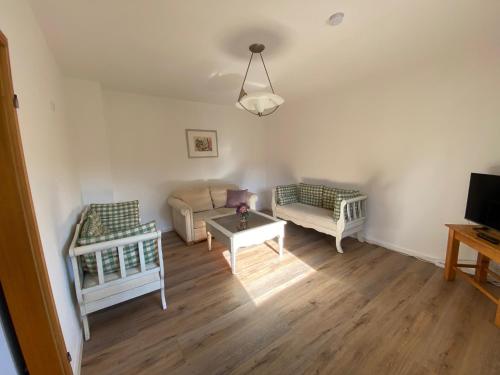 Ferienhaus Haas في لاوفن: غرفة معيشة بها أريكة وطاولة