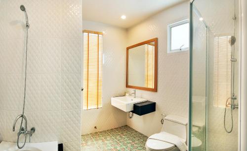 Un baño de Ratana Hotel Rassada, PHUKET TOWN- SHA Extra Plus