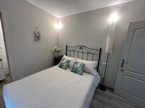 a bedroom with a bed with white sheets and pillows at Casa da Rasa in Samos