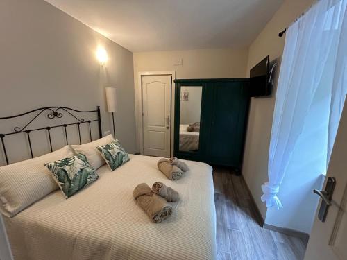 a bedroom with a bed with two stuffed animals on it at Casa da Rasa in Samos