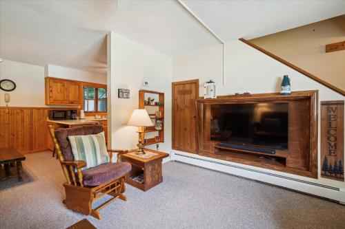 Televisyen dan/atau pusat hiburan di Quaint Condo 5 minutes to the ski slopes Valley Park D1