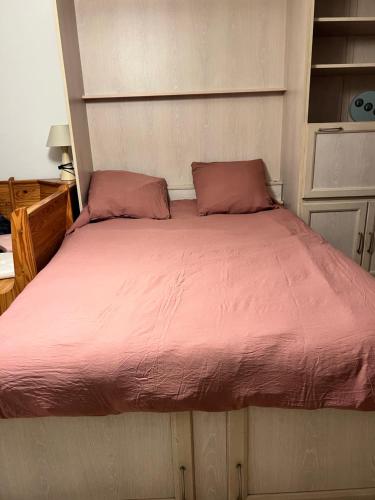 - un lit avec une couette rouge dans une chambre dans l'établissement Le Mourillon, à Toulon