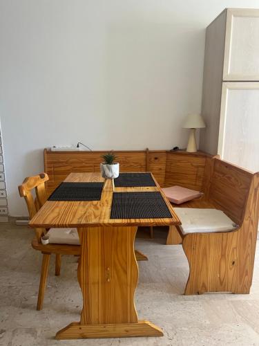 une table en bois avec une plante au-dessus dans l'établissement Le Mourillon, à Toulon