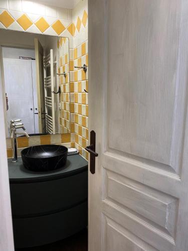La salle de bains est pourvue d'un lavabo et d'une porte. dans l'établissement Résidence Cannes Villa Francia - maeva Home - Appartement 2 Pièces 4 Personnes - Prestige MAE-8674, à Cannes