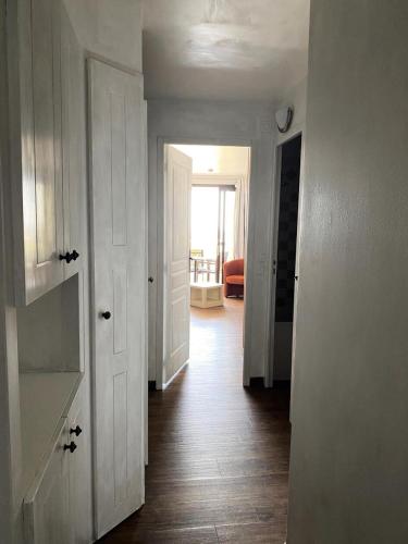un couloir avec une porte ouverte vers une pièce dans l'établissement Résidence Cannes Villa Francia - maeva Home - Appartement 2 Pièces 4 Personnes - Prestige MAE-8674, à Cannes