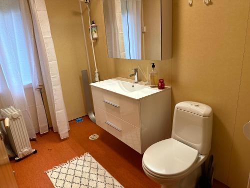 Bilik mandi di Trivelig leilighet med gratis parkering på stedet