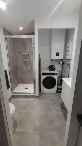 une petite cuisine avec une douche et une cuisinière dans l'établissement Studio Proche Plage du Prophète, à Marseille