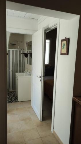 een open deur naar een kamer met een badkamer bij Casa Vacanze Le Ceramiche in Grottaglie