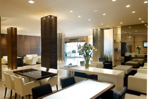 a dining room with white chairs and a table at Best Western Hotel Tre Torri in Altavilla Vicentina