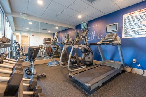 Das Fitnesscenter und/oder die Fitnesseinrichtungen in der Unterkunft Holiday Inn Express Hotel & Suites Cocoa Beach by IHG