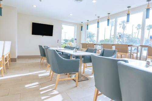 Holiday Inn Express Hotel & Suites Cocoa Beach, an IHG Hotel Image