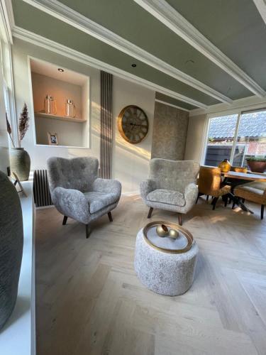 a living room with two chairs and a table at Kloetinge Vakantie in Kloetinge
