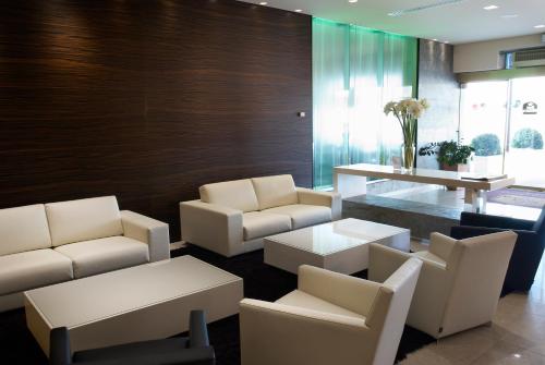 a waiting room with white chairs and a table at Best Western Hotel Tre Torri in Altavilla Vicentina