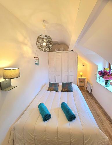 une chambre avec un lit avec deux oreillers dessus dans l'établissement La Cabane d'Aselia - petite Maison de Pêcheur, à Le Portel