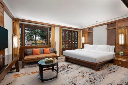 Ένα ή περισσότερα κρεβάτια σε δωμάτιο στο InterContinental Lijiang Ancient Town Resort by IHG