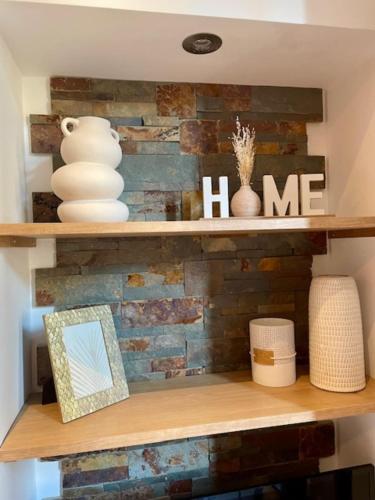 une étagère avec des bols et des vases dans l'établissement Le Rousseau - Beautiful studio in Old Town, à Annecy