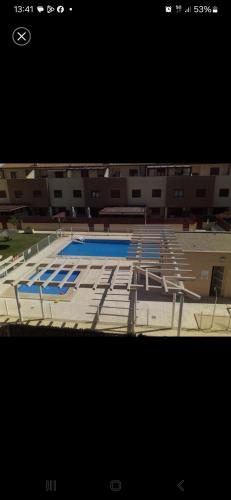 Duplex con piscina en barrio residencial