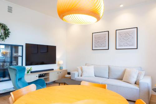 una sala de estar con un sofá y una mesa en Carola7, en Szczawno-Zdrój