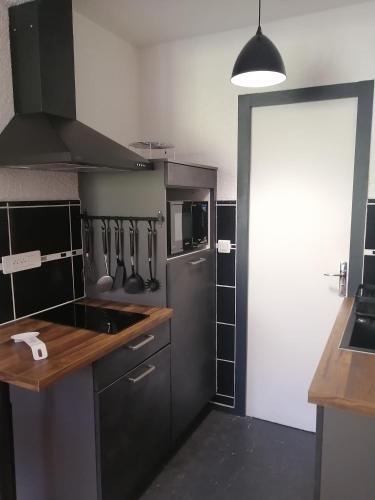 une cuisine avec un évier et une cuisinière four supérieur dans l'établissement Studio 6 places, à Bagnères-de-Bigorre