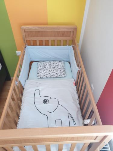 Ένα ή περισσότερα κρεβάτια σε δωμάτιο στο Apartma ob potoku