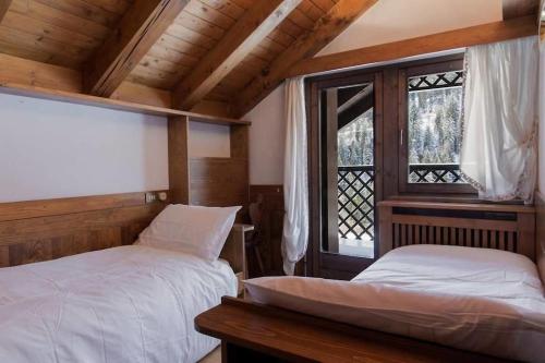 Ένα ή περισσότερα κρεβάτια σε δωμάτιο στο Appartamento Duplex San Vito di Cadore