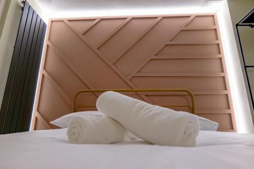 Giường trong phòng chung tại Hyacinth Apartments - Central Luxury Brighton