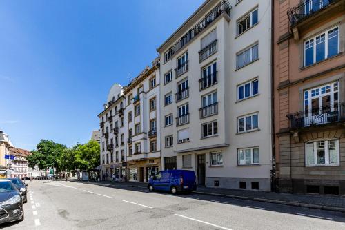 une camionnette bleue garée devant un bâtiment dans l'établissement Studio Centre / Quartier krutneau, à Strasbourg